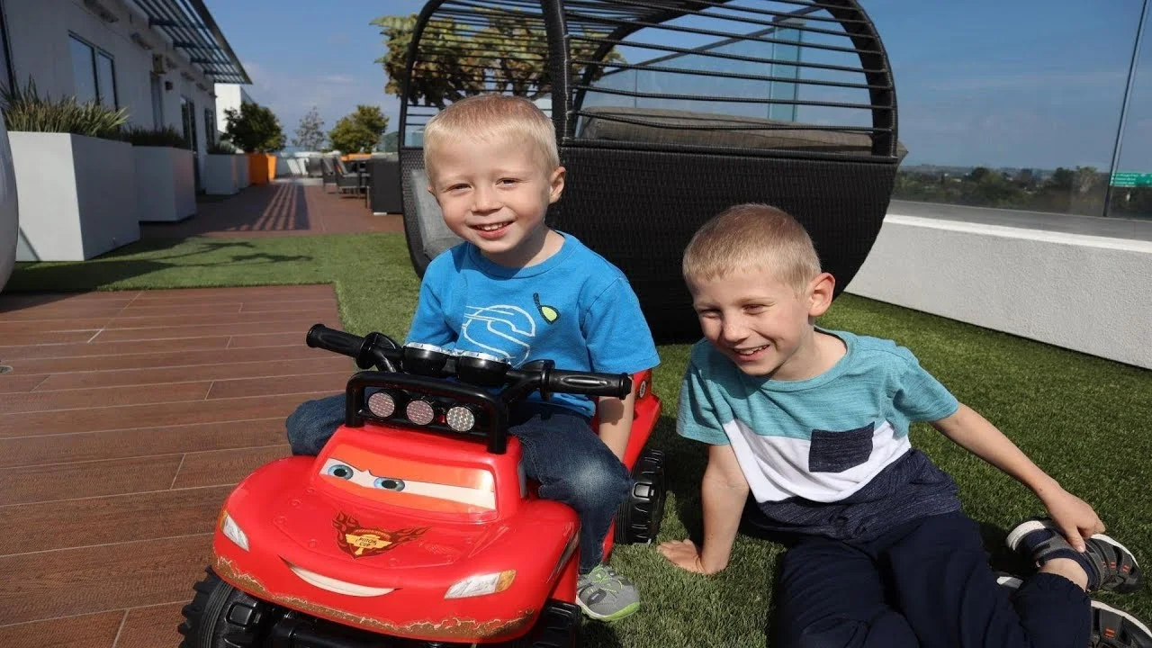 Disney Lightning McQueen Power Wheels Quad Unboxing, Building and Test Driving