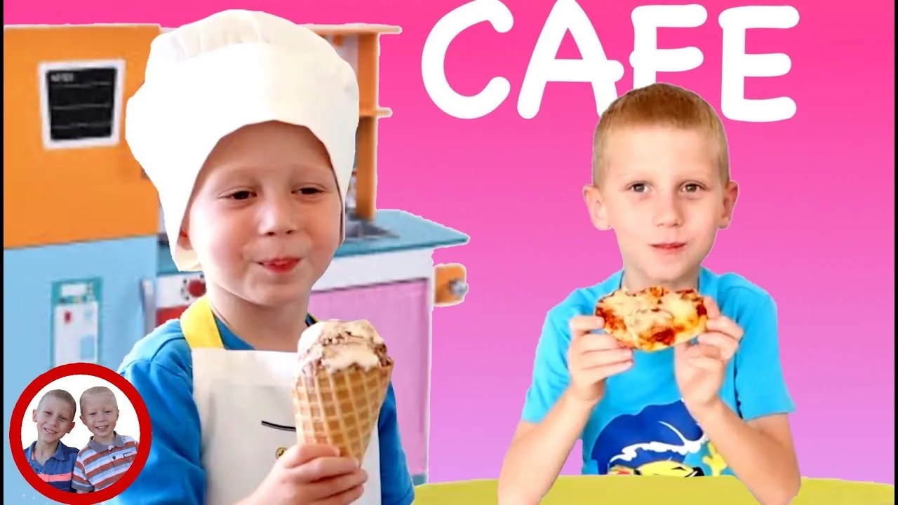 Chef Mike makes a best pizza for Jake. Mike and Jake pretend play restaurant 