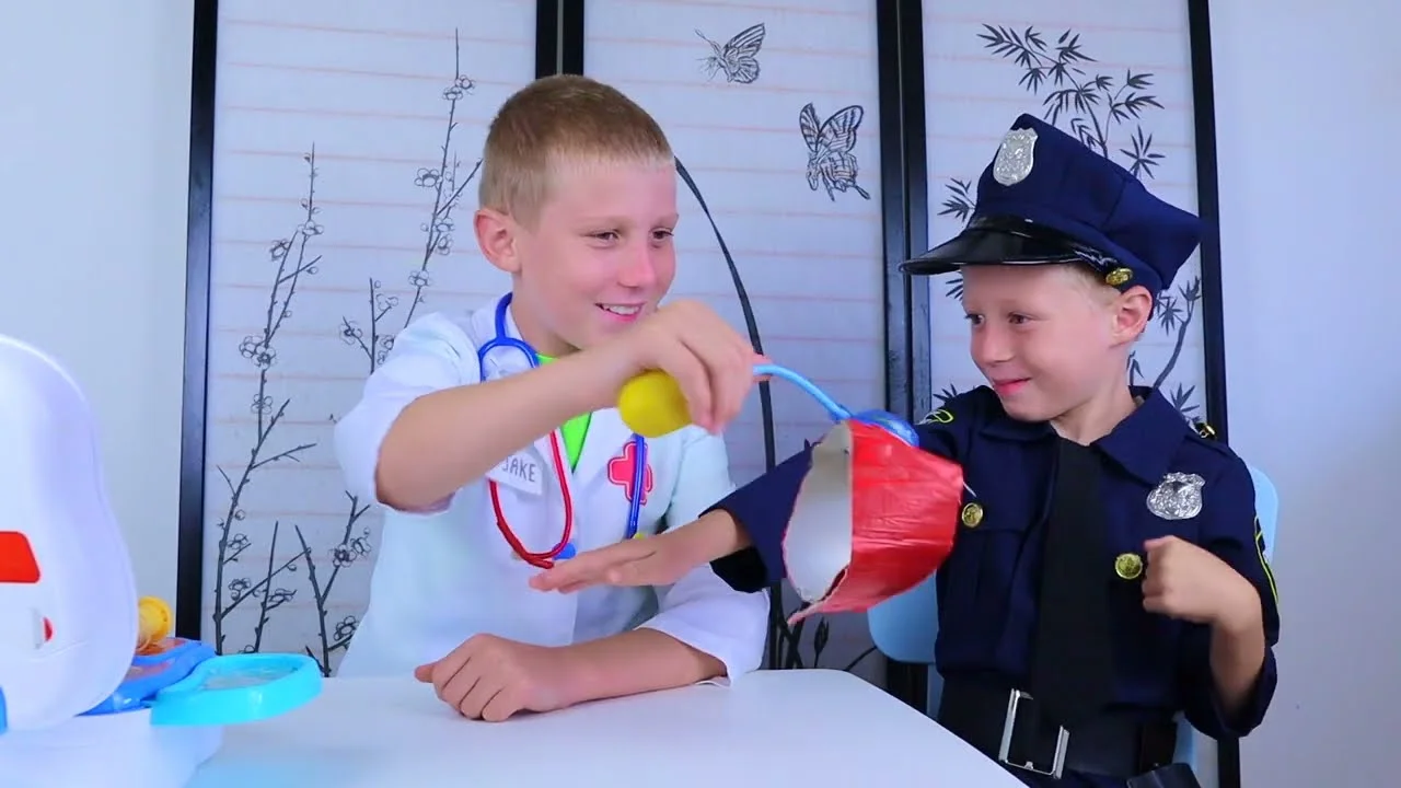 SILLY PATIENT ! Mike and Jake Pretend Play 
