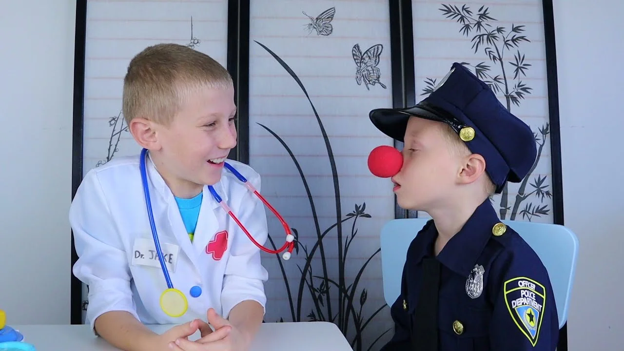 Bee Sting! Mike and Jake Pretend Play Doctor