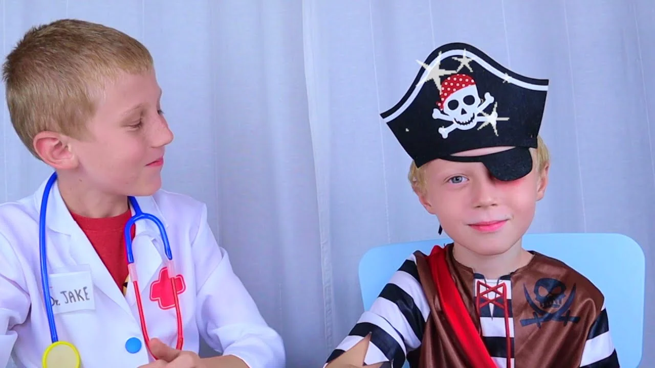 Pirate's eye patch! Mike and Jake pretend play doctor